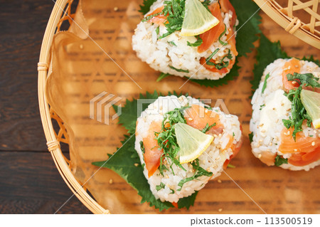 Smoked salmon rice balls 113500519