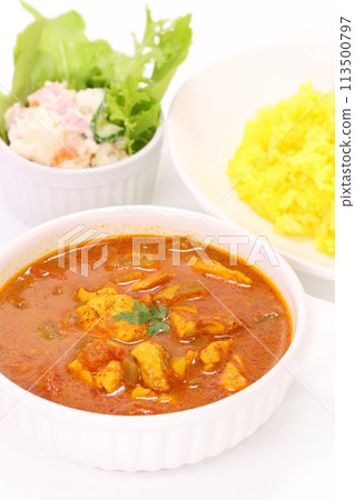 尼泊爾咖哩雞湯咖哩明亮的背景 113500797