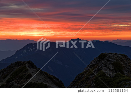 從南阿爾卑斯山的戰場岳看到黎明時分的鳳凰三山 113501164