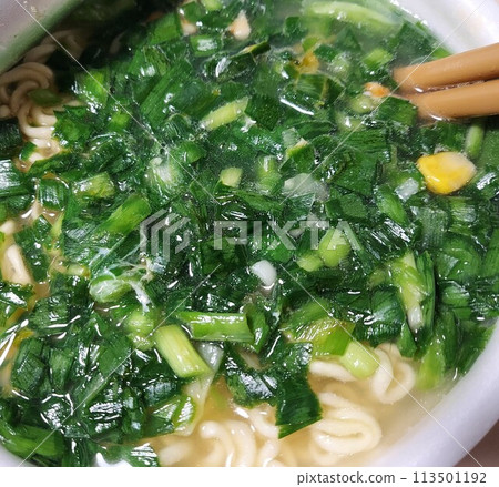 大量韭菜的速食拉麵 大量韭菜的速食拉麵 113501192