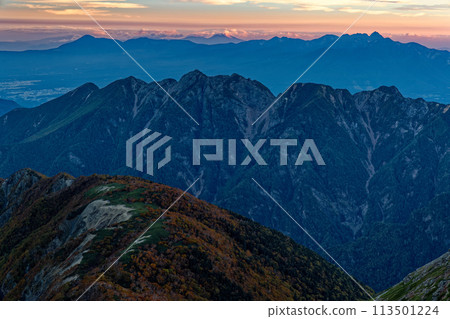 從南阿爾卑斯山千疊岳眺望黎明時分的八岳、淺間山和能古垣山 113501224