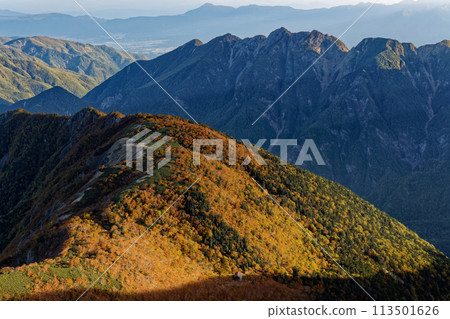 清晨從南阿爾卑斯山的千疊嶽山脊看到的馬之瀨和能古垣山 113501626