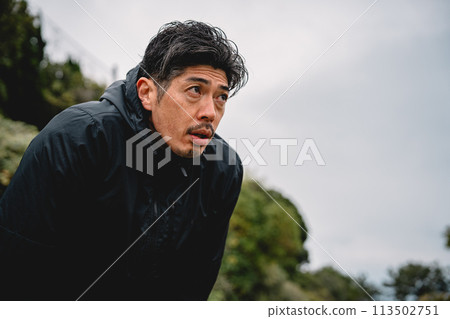 跑步 慢跑 呼吸急促 男性 113502751