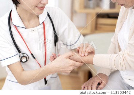 Female nurse, visiting nurse, home medical care, pulse, vital signs, body parts, parts, hand Female nurse, visiting nurse, home medical care, pulse, vital signs, body parts, parts, hand 113503442