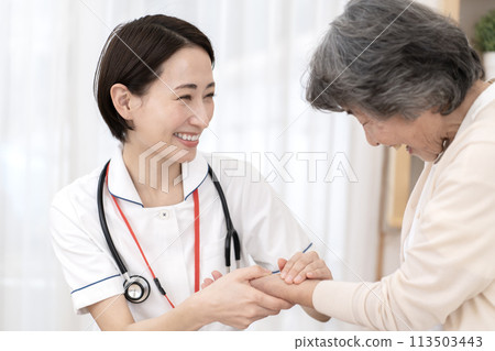 Female nurse, visiting nurse, home medical care, pulse, vital signs 113503443