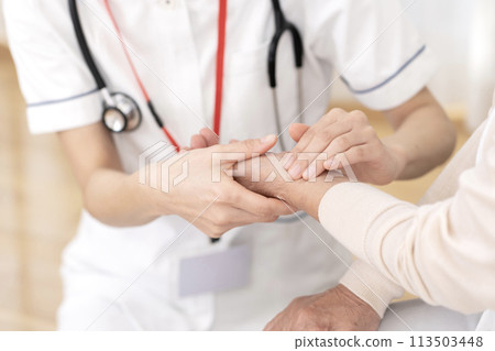 Female nurse, visiting nurse, home medical care, pulse, vital signs, body parts, parts, hand 113503448