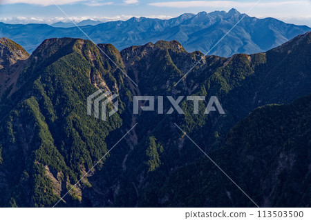 從南阿爾卑斯山古千山岳眺望能古垣山和八嶽山脈 113503500