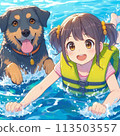 女孩和狗在泳池裡玩耍 113503557