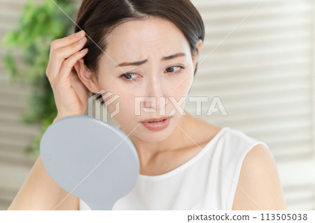 一個年輕女子做頭髮護理的美麗形象 113505038