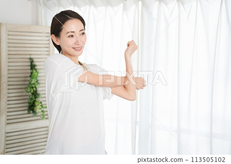 年輕女子伸展美麗形象 年輕女子伸展美麗形象 113505102