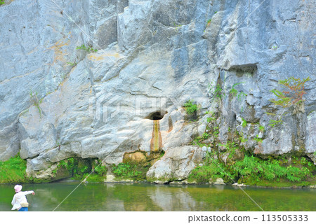 Tohoku, Geibikei, Boat ride, Tourists trying their luck by throwing lucky balls into the hole in the famous Ogeibi Rock, Ichinoseki City, Iwate Prefecture (1) Tohoku, Geibikei, Boat ride, Tourists trying their luck by throwing lucky balls into the hole in the famous Ogeibi Rock, Ichinoseki City, Iwate Prefecture (1) 113505333