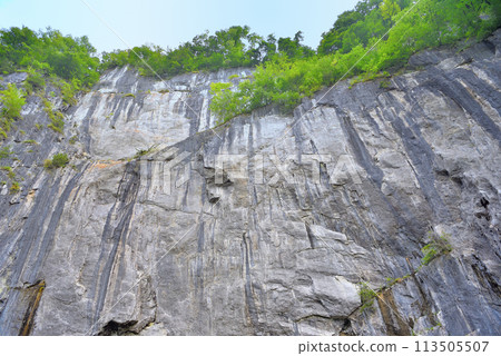 A must-see spot at the end of the boat ride in Tohoku, Geibikei Gorge, the impressive size and height of the Great Geibi Rock, Ichinoseki City, Iwate Prefecture (2) 113505507