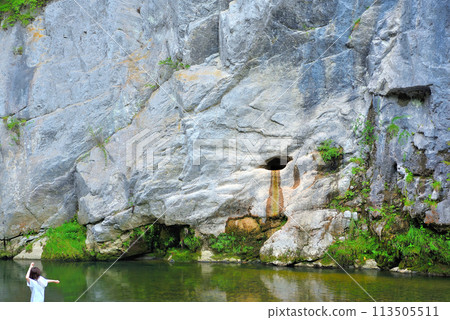 東北，猊鼻溪，乘船遊覽，遊客將幸運球扔進岩手縣一關市著名的 Ogeibikei 岩石的洞裡試試運氣 (3) 113505511