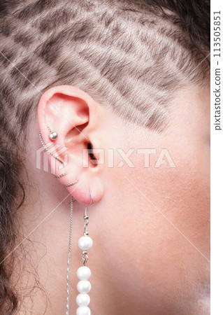 Ear super piercing woman Ear super piercing woman 113505851