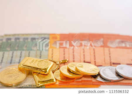 金幣和紙幣的美麗組合 金幣和紙幣的美麗組合 113506332