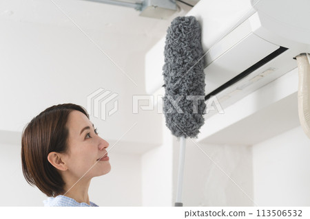 年輕女子清潔空調生活方式形象 113506532