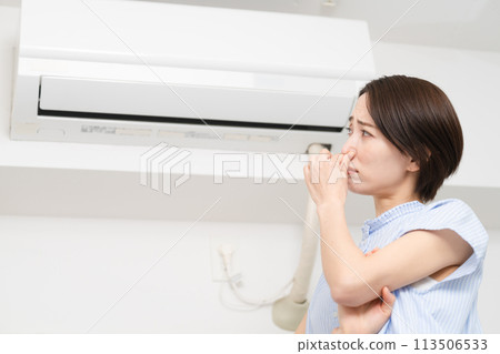 擔心空調氣味的年輕女性的生活方式形象 113506533
