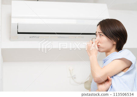 擔心空調氣味的年輕女性的生活方式形象 113506534