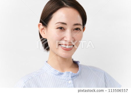 Young woman in short sleeve blouse 113506557
