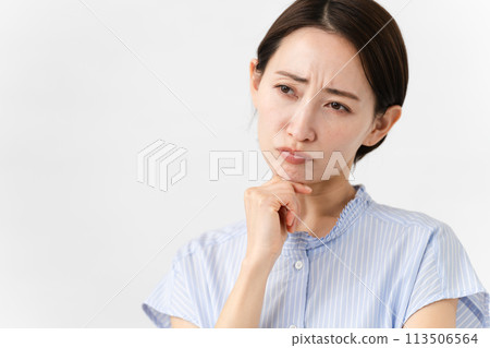 Young woman in short sleeve blouse 113506564