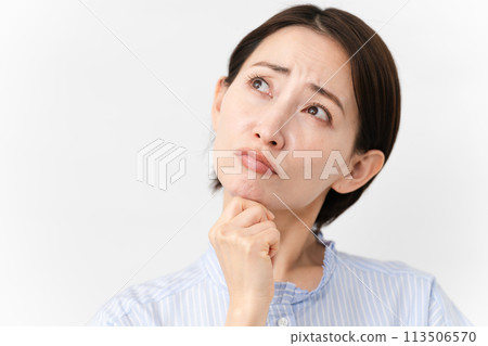 穿著短袖襯衫的年輕女子 穿著短袖襯衫的年輕女子 113506570