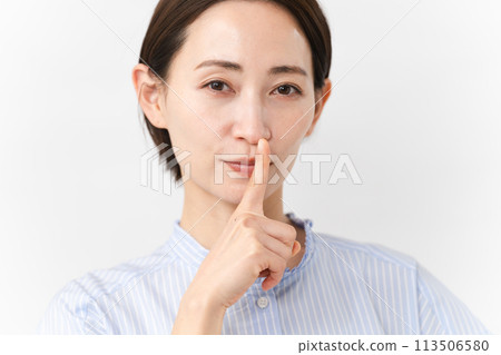 Young woman in short sleeve blouse 113506580