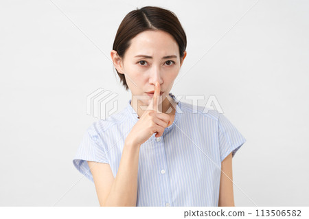 Young woman in short sleeve blouse 113506582
