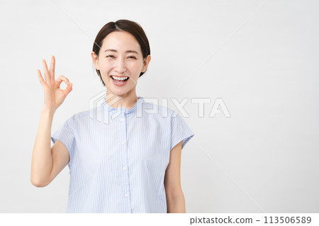 Young woman in short sleeve blouse 113506589