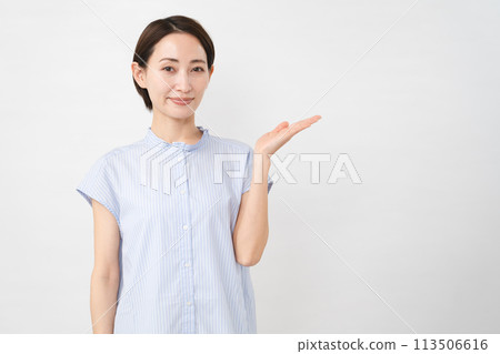穿著短袖襯衫的年輕女子 113506616