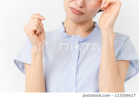 穿著短袖襯衫的年輕女子 113506627