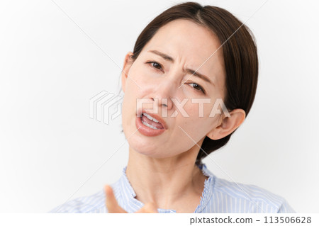 穿著短袖襯衫的年輕女子 113506628