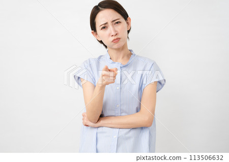穿著短袖襯衫的年輕女子 穿著短袖襯衫的年輕女子 113506632