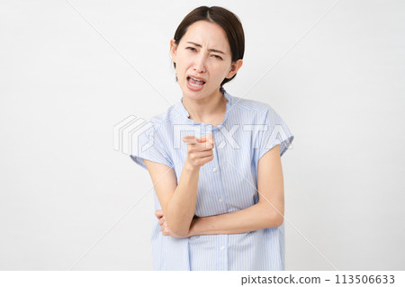 穿著短袖襯衫的年輕女子 穿著短袖襯衫的年輕女子 113506633