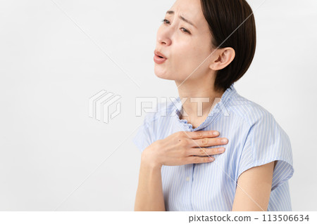 穿著短袖襯衫的年輕女子 113506634