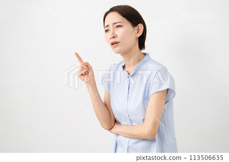Young woman in short sleeve blouse 113506635