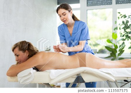 Woman get course of physiotherapy 113507575