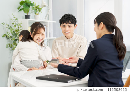 Family members receiving a tour of the property 113508633