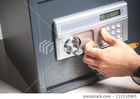 hand opened a safe, close up 113510965