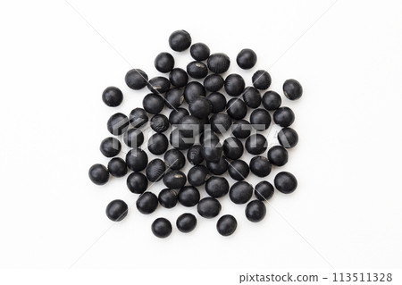 白色背景上的黑大豆 113511328