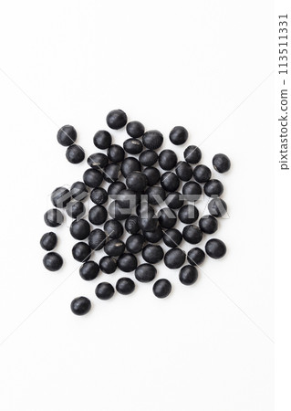 白色背景上的黑大豆 白色背景上的黑大豆 113511331