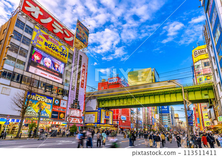 日本東京城市景觀擠滿外國遊客的秋葉原步行天堂景觀（背景為總武線）... = 18日 113511411
