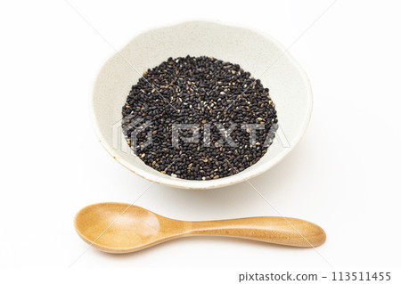 白色背景上的黑芝麻 113511455
