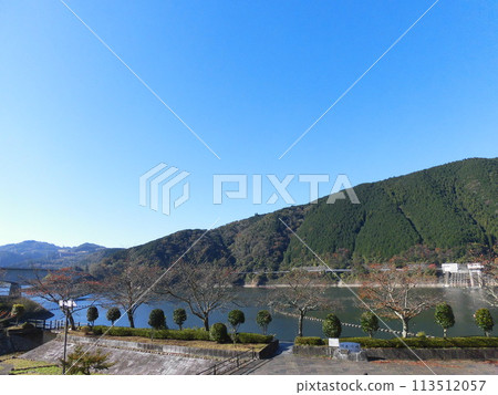 秋天的岐阜的藍天、湖泊和山脈 113512057