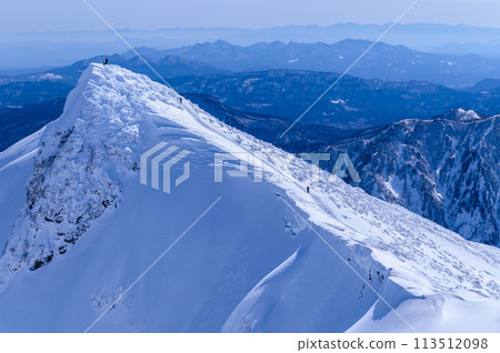 （群馬縣）隆冬期間的谷川岳和莧見山山頂 113512098