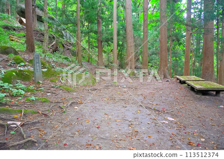 東北、遠野、都築石、辨慶在都築石下方的午睡處，據說武藏坊辨慶曾在此休息，岩手縣遠野市(1) 113512374