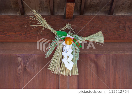 Shime decoration at the entrance - Shimenawa 113512764
