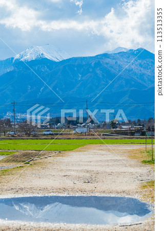 水坑裡倒映的常年山和鄉村【安曇野市】 113513355