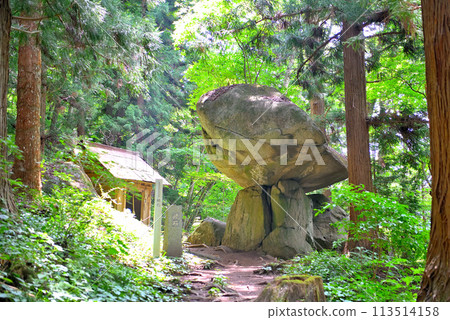 東北/遠野/雜石/遠野物語的山神神社和看起來像支石墓或鳥居門的神秘巨石,岩手縣雜石/遠野市 (5) 東北/遠野/雜石/遠野物語的山神神社和看起來像支石墓或鳥居門的神秘巨石,岩手縣雜石/遠野市 (5) 113514158