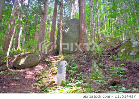 東北，遠野，雜石，據說弁慶試圖將其放在上面時哭泣了一夜的巨大岩石，哭泣的石頭，岩手縣遠野市（2） 113514437