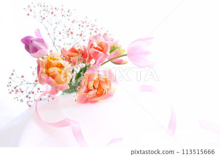 淡粉紅雙花鬱金香與淺紫色鬱金香花束 113515666